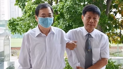 Bị cáo Vũ Huy Hoàng mệt mỏi vào Tòa, khai mắc bệnh hiểm nghèo