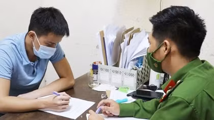 Dùng súng bắn chim, trúng người tỉa cây cảnh