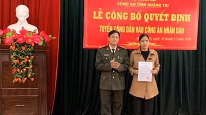 Trao quyết định tuyển dụng cán bộ cho vợ Liệt sĩ Trương Văn Thắng