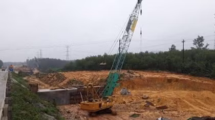 Cao tốc Cam Lộ - La Sơn chậm tiến độ do thiếu đất san lấp