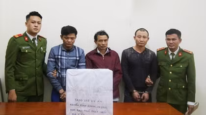 Giấu 10 bánh heroin, 9 kg ma túy đá dưới ngói nhà