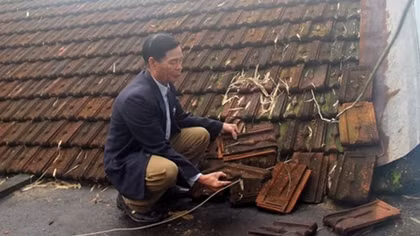 Nhiều căn nhà bị tốc mái do máy bay cất, hạ cánh