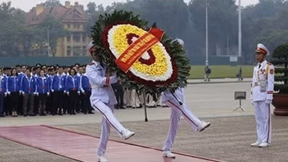 Đại biểu Đoàn Thanh niên toàn quốc báo công dâng Bác