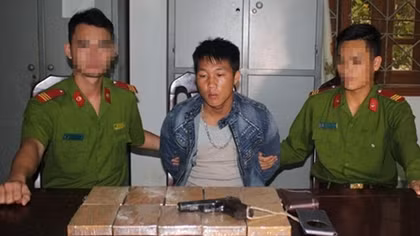 Cuộc vây bắt kẻ mang súng và 10 bánh heroin trong rừng Nậm Nhoóng
