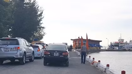 Người lao động “bơ vơ” sau khi dừng hoạt động bến phà Đình Vũ
