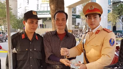 Tổ Y8/141 trả dây chuyền 1 cây vàng cho người đánh rơi