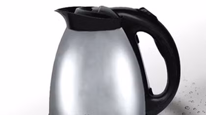 Kẻ siết nợ đánh chết cụ bà bằng… ấm nước
