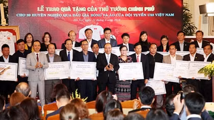 Trao 20 tỷ đồng tiền đấu giá quà tặng của đội tuyển U23 Việt Nam cho 20 huyện nghèo
