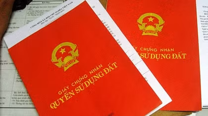 Cán bộ địa chính 13 năm “quên” phát sổ đỏ cho dân