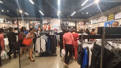 Giá giảm “sốc”, nhiều người thất vọng trong ngày Black Friday