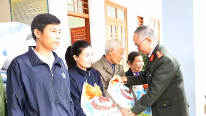 Công an Hà Tĩnh phối hợp nhà hảo tâm hỗ trợ nhân dân vùng lũ Hương Khê