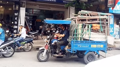 Hà Nội bất lực với xe 3 bánh ngông nghênh giữa đường phố