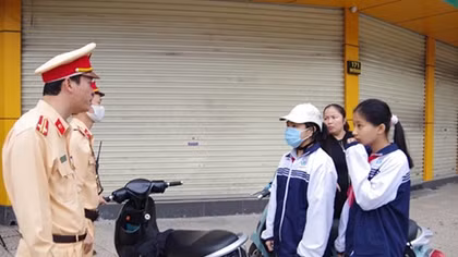 Công an Phủ Lý tăng cường kiểm tra HS,SV vi phạm Luật Giao thông
