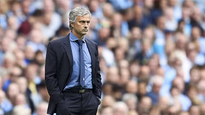 Mourinho sợ M.U bị do thám
