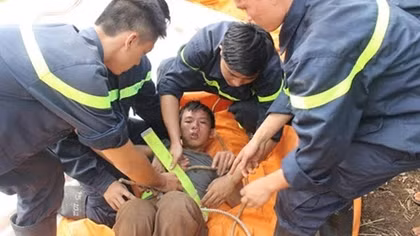 Giải cứu nam thanh niên cố thủ từ sáng đến chiều trên cột phát sóng