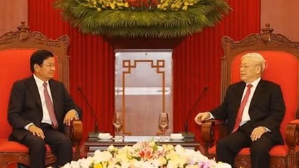 Tổng Bí thư, Chủ tịch nước Nguyễn Phú Trọng chúc mừng đồng chí Thoong-lun Xỉ-xu-lít