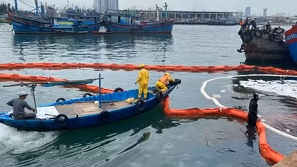 Khẩn cấp xử lý sự cố tràn dầu tại âu thuyền và cảng cá Thọ Quang