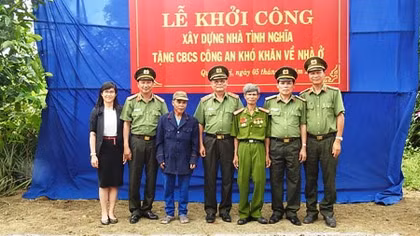 Những món quà ấm tình đồng đội