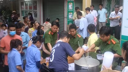 "Nồi cháo nghĩa tình" của cán bộ, chiến sĩ Công an phường