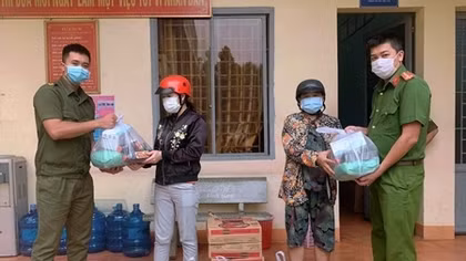 Công an xã Lộc An trao quà, khẩu trang y tế cho người dân