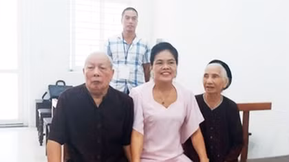 Khởi tố vụ án khai tử bố mẹ chồng đang sống để sang tên “sổ đỏ”