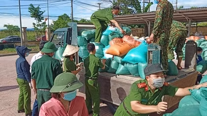 Công an Hà Tĩnh vận chuyển lương thực, thực phẩm vào miền Nam