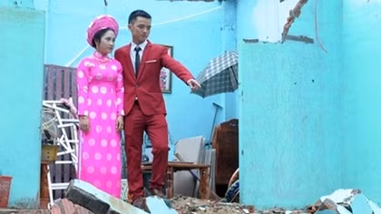 Chú rể nghẹn ngào đón cô dâu trong căn nhà sập bởi mùa lũ