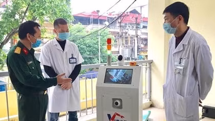 Robot vận chuyển trong các khu vực cách ly của Việt Nam đã ra đời