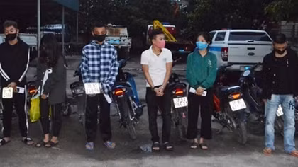 Chặn bắt nhóm “choai choai” tháo biển số xe rồi “đánh võng”
