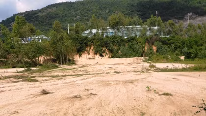Ruộng “vô sinh” vì mỏ đá