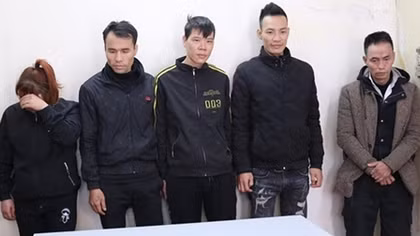 4 nam, 1 nữ tụ tập chơi ma túy