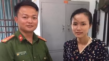 Cô gái vui mừng nhận lại điện thoại và ví tiền đánh rơi