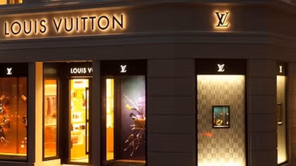 Louis Vuitton sản xuất gel sát khuẩn miễn phí
