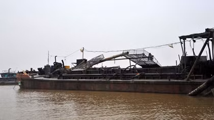 Bắt “đội tàu” hút cát trái phép trên sông Hồng 