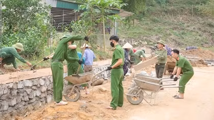 Tranh thủ ngày nghỉ giúp dân làm nông thôn mới
