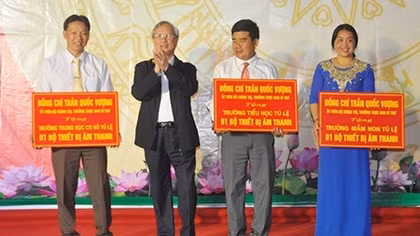 Thường trực Ban Bí thư Trần Quốc Vượng thăm các trường vùng cao đặc biệt khó khăn ở Yên Bái