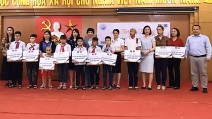 Tập đoàn CEO “Lan tỏa yêu thương” tới các em học sinh kém may mắn của huyện Vân Đồn