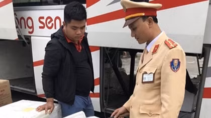 Xe khách vận chuyển đùi gà không rõ nguồn gốc