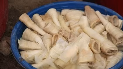 Tạm giữ 18 tấn măng cùng “bột tẩy”