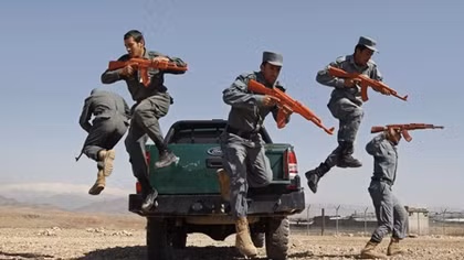 Taliban dùng các “trai đẹp” để hại cảnh sát