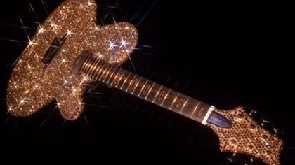 Đàn guitar mạ vàng của Lady Gaga