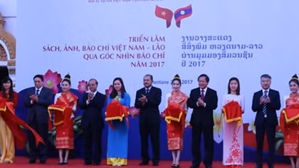 Khai mạc "Triển lãm sách, ảnh, báo chí Việt Nam - Lào qua góc nhìn báo chí"