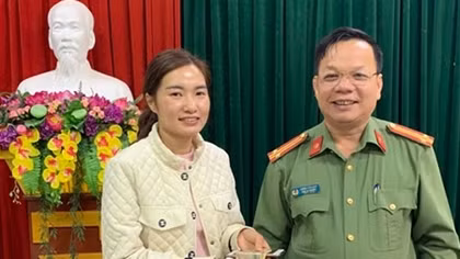 Nhặt được tài sản, Trung tá Công an lên mạng tìm người đánh rơi