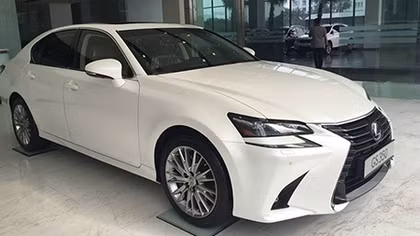 Tìm chủ sở hữu ôtô Lexus trắng