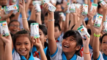 Vinamilk trao gần 80.000 ly sữa cho trẻ em tại Vĩnh Long