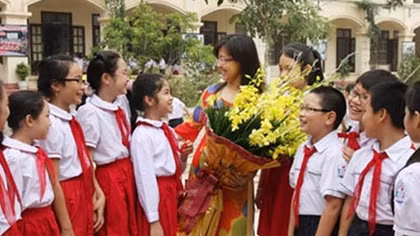 Thầy, cô đừng tước đi hạnh phúc của mình!