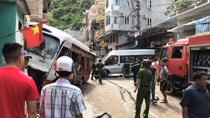 Xe khách đổ dốc mất lái ở Cát Bà, 15 người bị thương