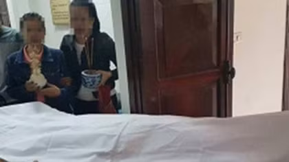 Đang chở con gái 2 tuổi trên đường, bố bị chém tử vong 