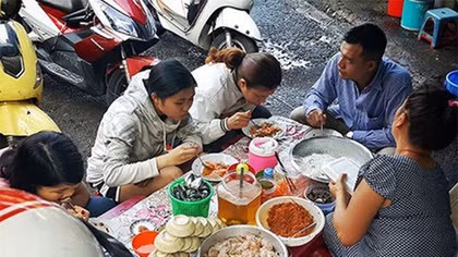 Ngày đầu triển khai xử phạt không đeo găng tay khi bán thức ăn chín