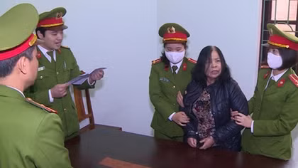 Tạm giam “lão bà” chuyên lừa xin việc